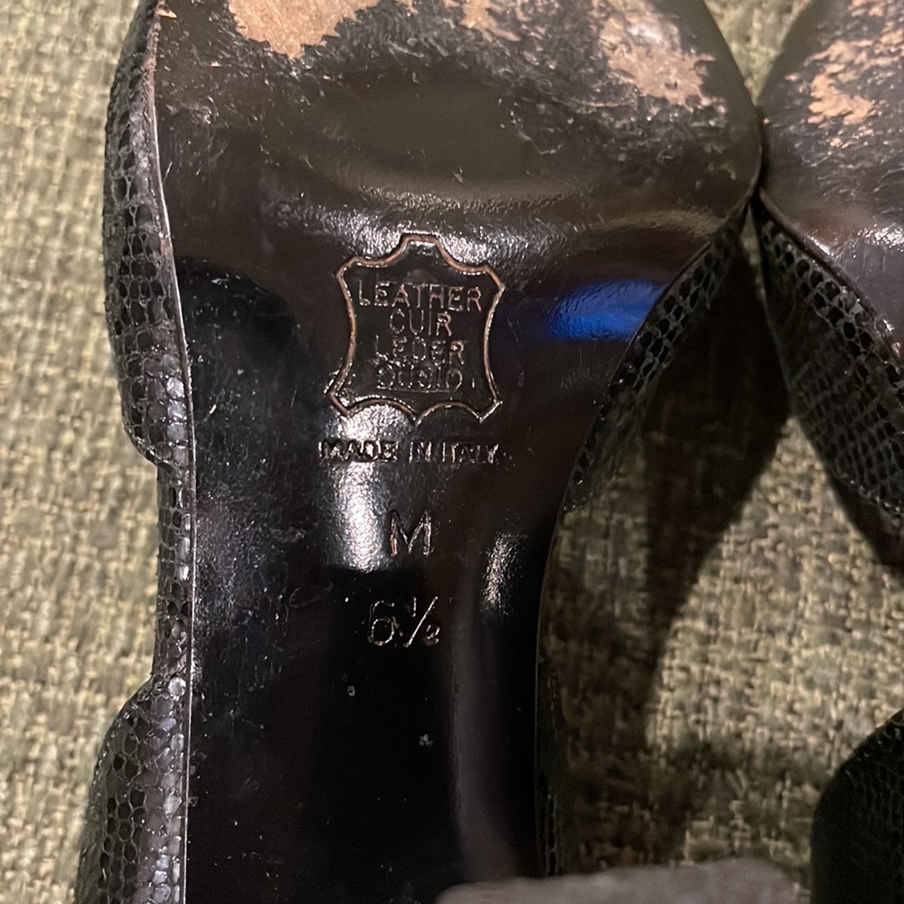 Yves Saint Laurent Black Shiny Leather Pumps (sz 6 1/2) - Picture 7 of 9